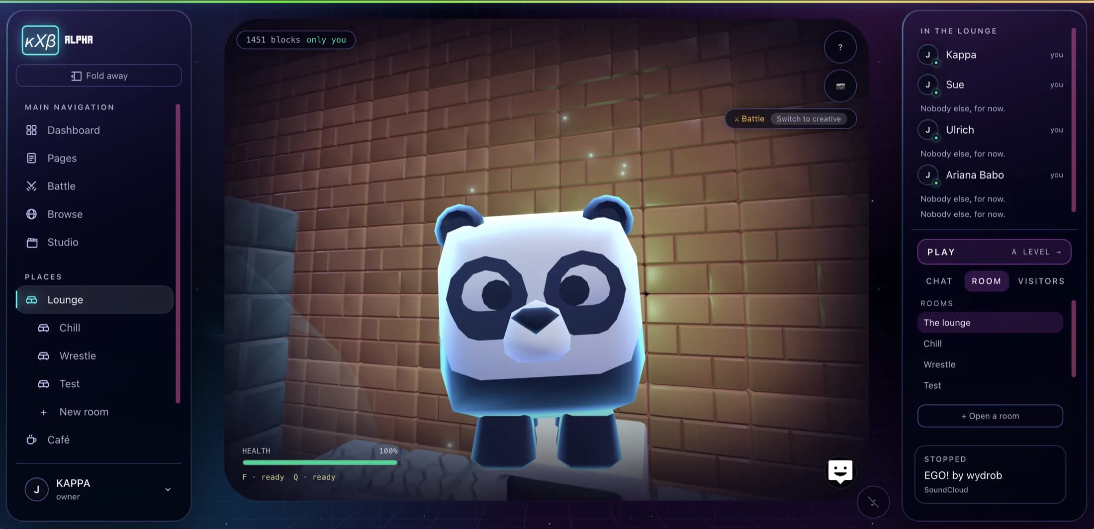 Die App im Browser: ein Panda steht in der Mitte in einer Lounge mit Backsteinwand, links eine Leiste mit den Räumen und Werkzeugen, rechts eine Leiste mit allen Anwesenden und dem laufenden Radio, und in der Ecke ein Schalter mit Battle, zurück zu kreativ